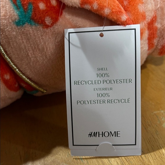 Patterned fleece strawberry blanket - Picture 6 of 7